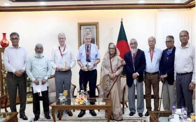 প্রধানমন্ত্রীর সঙ্গে সাক্ষাৎ করলেন পদ্মা সেতুর কর্মকর্তা ও  পরামর্শকরা