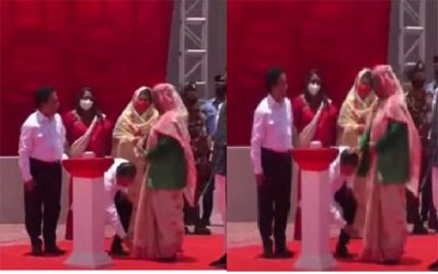 পদ্মা সেতুর উদ্বোধন : প্রধানমন্ত্রীর পা ছুঁয়ে সালাম করলেন সৈয়দ আবুল হোসেন
