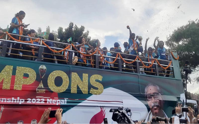 অবশেষে ছাদখোলা বাসে চড়ে স্বপ্ন পূরণ সাবিনাদের