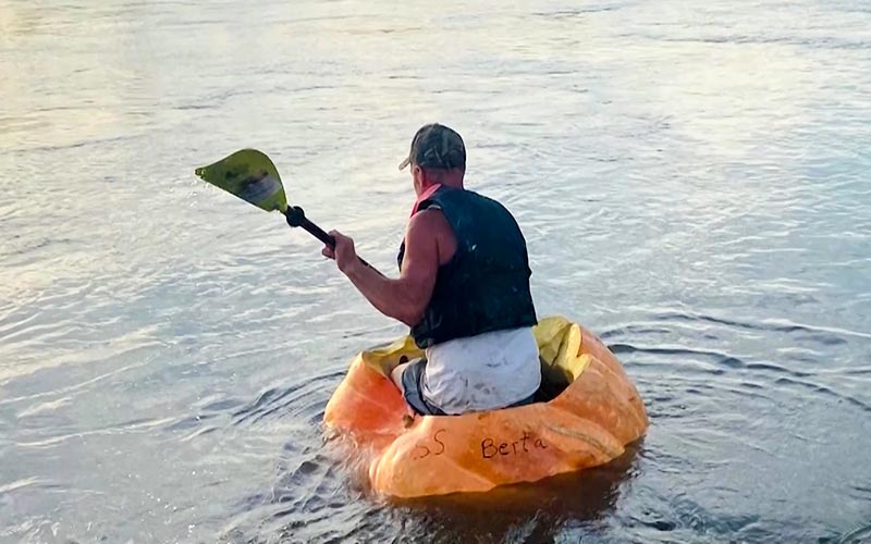 ‘মিষ্টিকুমড়ার তৈরি নৌকায়’ ৬১ কিলোমিটার পাড়ি, গিনেস রেকর্ডস