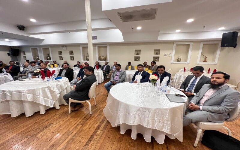 যুক্তরাষ্ট্রে বাংলাদেশের যে কোন ব্যাংকের পূর্ণাঙ্গ শাখা স্থাপন, প্রেরিত রেমিটেন্সের ওপর বোনাসের পরিমাণ ২.৫% থেকে বাড়িয়ে ৫% করা, বিনিয়োগ-সম্পর্কিত রেমিটেন্সের বোনাস প্রদানের ব্যবস্থা করা হলে বৈধপথে রেমিটেন্সের প্রবাহ বাড়বে বলে মন্তব্য করা হলো নিউইয়র্কে এক সেমিনারে। সেমিনারে সুধীজন। ছবি-বাংলাদেশ প্রতিদিন।