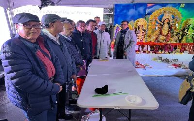 জ্যাকসন হাইটসে বাংলা ক্লাবের পূজা উৎসবে সেক্টর কমান্ডারস ফোরামের নেতৃবৃন্দ। ছবি-বাংলাদেশ প্রতিদিন।