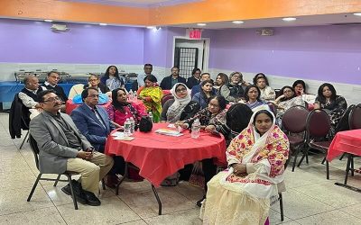 সম্মিলিত সাংস্কৃতিক জোটের কেন্দ্রীয় সাধারণ সম্পাদক খ্যাতনামা আবৃত্তিশিল্পী আহকাম উল্লাহ এবং উপদেষ্টা মন্ডলীর অন্যতম সদস্য বিশিষ্ট অভিনেত্রী সারা যাকের সমস্বরে বললেন, বাস্তবতার সাথে তাল মিলিয়েই দেশ ও প্রবাসের নতুন প্রজন্মকে বাঙালি চেতনার সাথে ওতপ্রোতভাবে জড়িত করতে হবে। সম্মিলিত সাংস্কৃতিক জোটের আলোচনায় সুধীজন । ছবি-বাংলাদেশ প্রতিদিন।