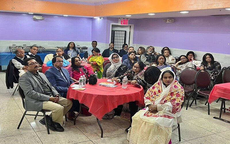 সম্মিলিত সাংস্কৃতিক জোটের কেন্দ্রীয় সাধারণ সম্পাদক খ্যাতনামা আবৃত্তিশিল্পী আহকাম উল্লাহ এবং উপদেষ্টা মন্ডলীর অন্যতম সদস্য বিশিষ্ট অভিনেত্রী সারা যাকের সমস্বরে বললেন, বাস্তবতার সাথে তাল মিলিয়েই দেশ ও প্রবাসের নতুন প্রজন্মকে বাঙালি চেতনার সাথে ওতপ্রোতভাবে জড়িত করতে হবে। সম্মিলিত সাংস্কৃতিক জোটের আলোচনায় সুধীজন । ছবি-বাংলাদেশ প্রতিদিন।