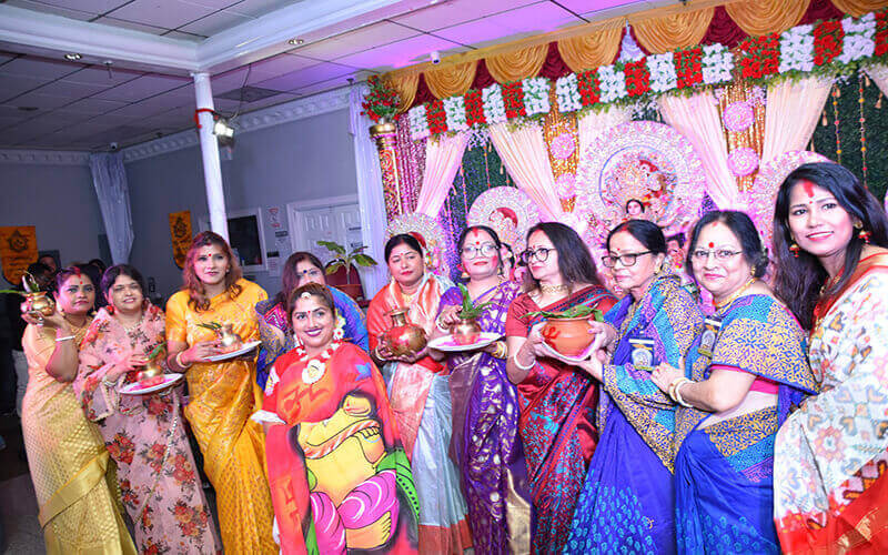 ‘বাংলাদেশ ইজ এ ল্যান্ড অব স্মাইল। এটাই হচ্ছে বর্তমানের বাংলাদেশ। নানা প্রতিকূলতা সত্বেও বাঙালিরা ধর্ম-বর্ণ-গোত্র নির্বিশেষে সম্প্রীতির বন্ধনে আবদ্ধ থেকে নিজেরা হাসেন এবং অন্যকেও হাসাতে পারে। বিজয়া দশমীতে প্রাণোচ্ছ্বল রমনীরা। ছবি-বাংলাদেশ প্রতিদিন।