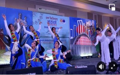 প্রাচ্যে অক্সফোর্ড খ্যাত ঢাকা বিশ্ববিদ্যালয়ের গৌরব আর ঐতিহ্য পুনরুজ্জীবিত করার অভিপ্রায়ে মার্কিন মুল্লুকে বসবাসরত ১৪ হাজার এলামনাই এবং যুক্তরাষ্ট্রের বিভিন্ন বিশ্ববিদ্যালয়ে অধ্যাপনারত ২৪০ শিক্ষকের সকলকে ঐক্যবদ্ধ প্রয়াস গ্রহণের উদাত্ত আহবান জানিয়ে নিউইয়র্কে লাগোায়ার্ডিয়া প্লাজা হোটেলের বলরুমে ২৫-২৬ নভেম্বর ঢাকা বিশ্ববিদ্যালয়ের শতবর্ষ উদযাপনী অনুষ্ঠান হলো। ঢাকা বিশ্ববিদ্যালয়ের শতবর্ষ পূর্তি উৎসবের আমেজে প্রবাস প্রজন্মের নৃত্যানুষ্ঠান। ছবি-বাংলাদেশ প্রতিদিন।