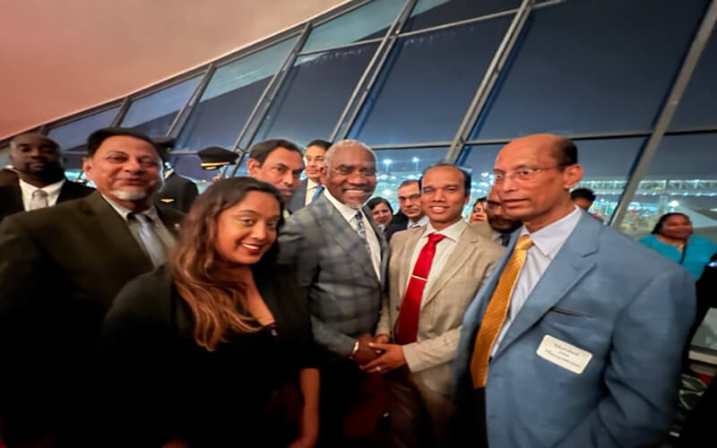 যুক্তরাষ্ট্রের মধ্যবর্তী নির্বাচনে ডেমোক্র্যাট-রিপাবলিকানদের জয়-জয়কারের সাথে প্রবাসীরাও একাকার হয়েছেন। কংগ্রেসে পররাষ্ট্র বিষয়ক কমিটির চেয়ারম্যান কংগ্রেসম্যান গ্রেগরী মিক্সের সাথে সাক্ষাৎ করে নির্বাচিত সকলকে উষ্ণ অভিনন্দন জানান কম্যুনিটি নেতৃবৃন্দ। উল্লেখ্য, গ্রেগরী মিক্স বিপুল ভোটে বিজয়ী হয়েছেন চতুর্দশতম টার্মের জন্যে। ছবি-বাংলাদেশ প্রতিদিন।