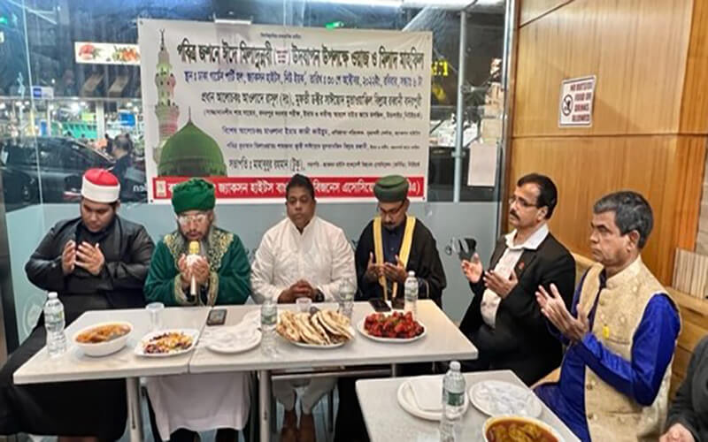 পবিত্র ঈদে মিলাদুন্নবী (স:) উপলক্ষে জেবিবিএর দোয়া-মাহফিলে নিউইয়র্ক স্টেট এ্যাসেম্বলী ডিস্ট্রিক্ট-৩০ থেকে ডেমক্র্যাট প্রার্থী রাগা স্টিভেন বলেছেন, বাংলাদেশি আমেরিকান ব্যবসায়ীরা সবসময়ই আমার প্রথম পছন্দ। তাদের সার্বিক কল্যাণে আমার অফিস সব সময় খোলা থাকবে। জেবিবিএর মিলাদুন্নবী মাহফিলে সুধীজন। ছবি-বাংলাদেশ প্রতিদিন।
