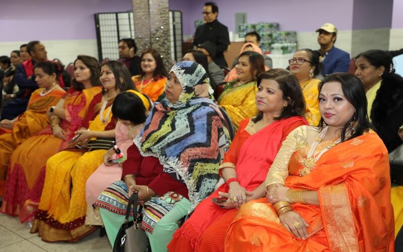 ‘হৃদয়ে নারায়ণগঞ্জ ইউএসএ ইনকর’র উদ্যোগে বর্ণিল আয়োজনে ২৬ নভেম্বর শনিবার নিউইয়র্ক সিটির জ্যাকসন হাইটসের নবান্ন পার্টি হলে থ্যাঙ্কসগীভিং ডে পার্টি অনুষ্ঠিত হয়।  ‘হৃদয়ে নারায়ণগঞ্জ’র থ্যাঙ্কসগিভিং পার্টিতে সুধীজনের একাংশ। ছবি-বাংলাদেশ প্রতিদিন।