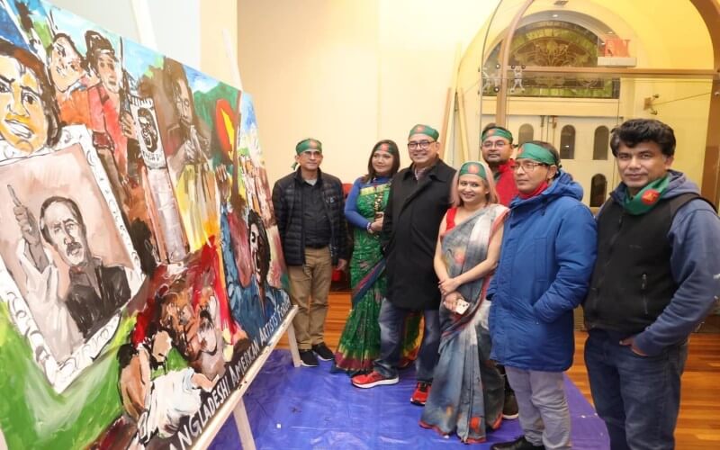 ঐতিহাসিক ৭ মার্চের প্রেক্ষাপটে রচিত কবি নির্মলেন্দু গুণের অসামান্য কবিতা ‘স্বাধীনতা, এই শব্দটি কীভাবে আমাদের হলো’ অবলম্বনে নির্মিত প্রামাণ্যচিত্রের উদ্বোধনী প্রদর্শনী হলো নিউইয়র্ক সিটির জ্যামাইকা পারফর্মিং আর্টস সেন্টারে ৪ মার্চ শনিবার সন্ধ্যায়। একাত্তরের ৭ মার্চ বঙ্গবন্ধুর ঐতিহাসিক ভাষণ-আলোকে প্রামাণ্যচিত্র প্রদর্শনীর সময় প্রবাসী শিল্পীরাও ছিলেন সরব। ছবি-বাংলাদেশ প্রতিদিন।