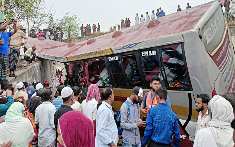 মাদারীপুরে যাত্রীবাহী বাস খাদে, নিহত অন্তত ২০