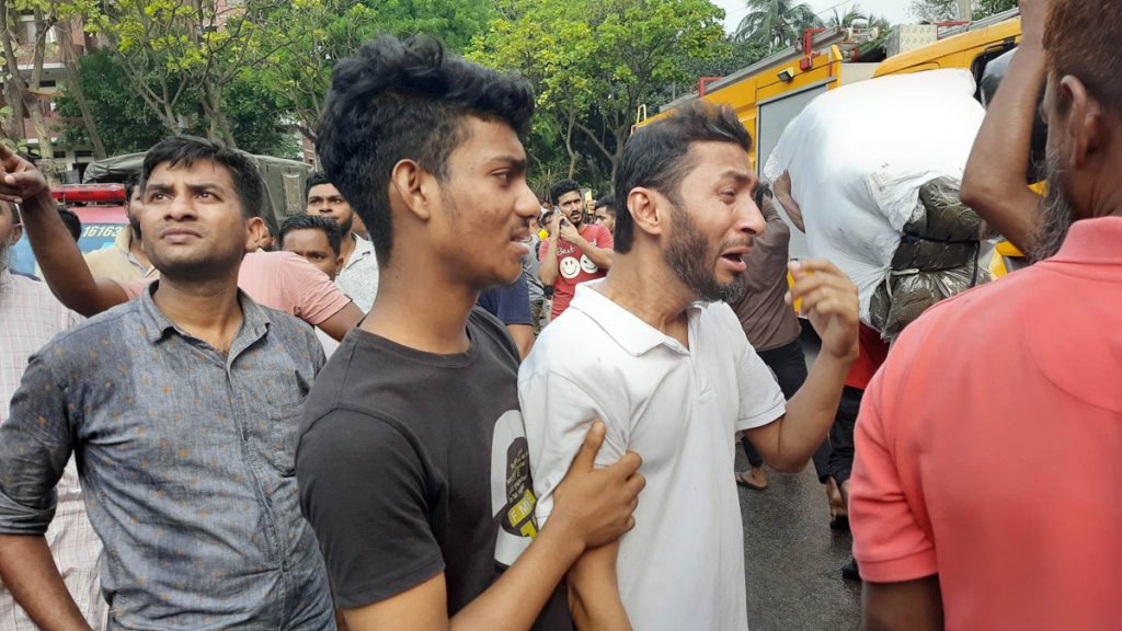 বঙ্গবাজারে আগুন : ঘটনাস্থলে উপস্থিত আছেন গোয়েন্দাসহ র‌্যাবের ২২ দল