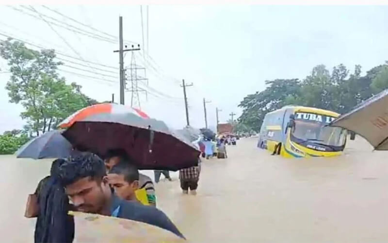 পাহাড়ি ঢলে তলিয়ে গেছে চট্টগ্রাম-কক্সবাজার মহাসড়ক, যান চলাচল বন্ধ