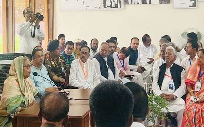 উপরে আল্লাহ আর নিচে আমার দলের লোকজন : টুঙ্গিপাড়ায় শেখ হাসিনা