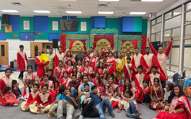 আদ্যাশক্তি মহামায়া মহিষাসুর মর্দীনি’র আগমনে নীলাচল ডিসির আয়োজনে ২১ অক্টোবর স্থানীয় কিলমার মিডল স্কুলে অনুষ্ঠিত হয় ডিসি মেট্রোতে প্রবাসী বাঙালি হিন্দুদের দুর্গোৎসব। এতে সর্বস্তরের প্রবাসীর সমাগম ঘটেছিল—বাংলাদেশ প্রতিদিন।