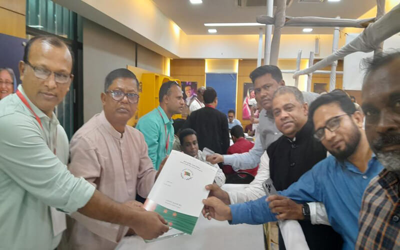ডজনখানেক আমেরিকানও নৌকার মাঝি হতে চান