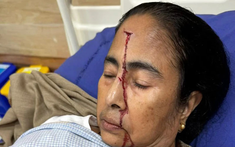 হাঁটার সময় পড়ে গিয়ে গুরুতর জখম মমতা, হাসপাতালে ভর্তি