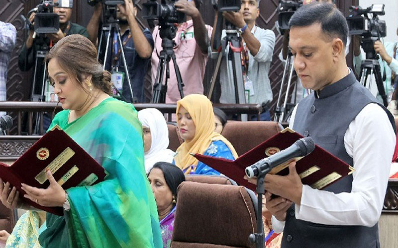 শপথ নিলেন কুমিল্লা ও ময়মনসিংহের নবনির্বাচিত মেয়র ও কাউন্সিলররা