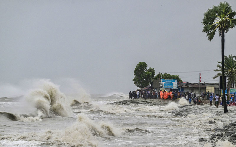 উত্তর দিকে সরছে ঘূর্ণিঝড় রেমাল, লণ্ডভণ্ড হতে পারে মোংলা