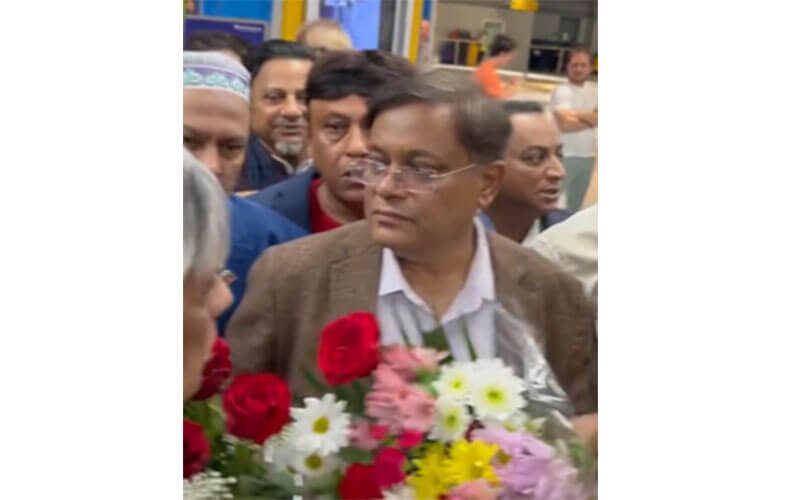 নিউইয়র্কে পররাষ্ট্রমন্ত্রী হাসান মাহমুদকে ফুলেল শুভেচ্ছা