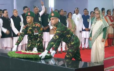 আওয়ামী লীগের ৭৫তম প্রতিষ্ঠাবার্ষিকীতে বঙ্গবন্ধুর প্রতিকৃতিতে শেখ হাসিনার শ্রদ্ধা