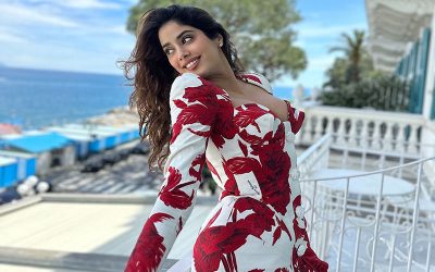 বয়ফ্রেন্ডের ক্যামেরায় খোলামেলা জাহ্নবী
