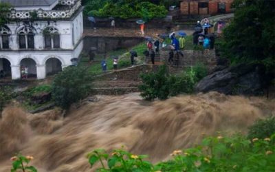 নেপালে ভূমিধসে নদীতে ছিটকে পড়ল দুই বাস, নিখোঁজ ৬৩