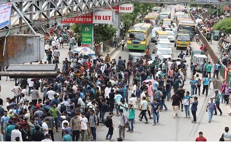 কোটাবিরোধী আন্দোলন: ঢাকার সাইন্সল্যাব মোড় অবরোধ
