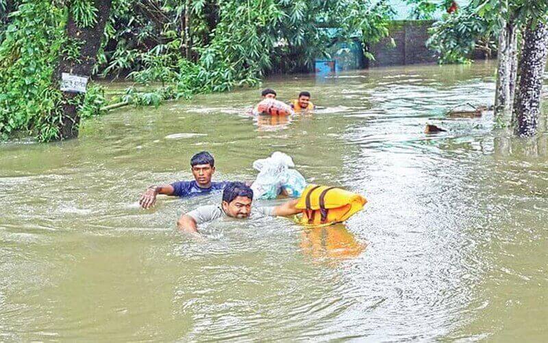 বাংলাদেশে নজিরবিহীন বন্যায় ১২ জেলায় মানবিক বিপর্যয়, মৃতের সংখ্যা বেড়ে ১৩