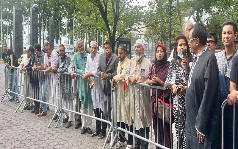 ব্রিটিশ প্রধানমন্ত্রীর কাছে বঙ্গবন্ধু লেখক ফোরামের স্মারকলিপি, জাতিসংঘের সামনে বিক্ষোভ