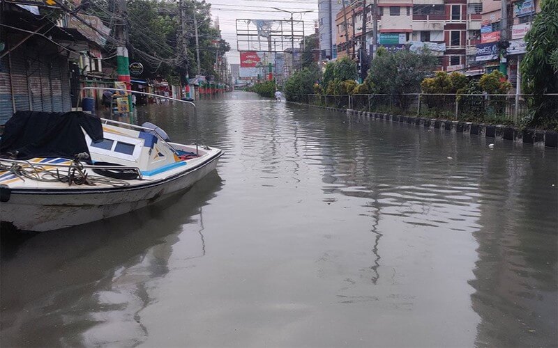 স্পিডবোট নিয়ে ফেনীতে উদ্ধার তৎপরতা